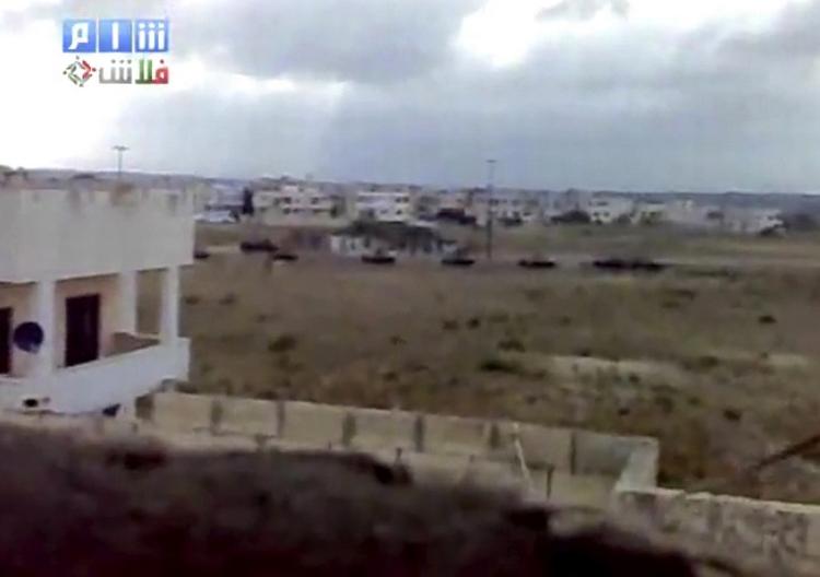 ANGREB. Amatørvideo viser angiveligt kolonner af militærkøretøjer nær Latakia. 