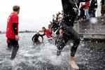 Svømningen er overstået for de hurtigste ved triatlon-konkurrencen i København. Hurtigste mand på cykel kommer fra Sverige. 