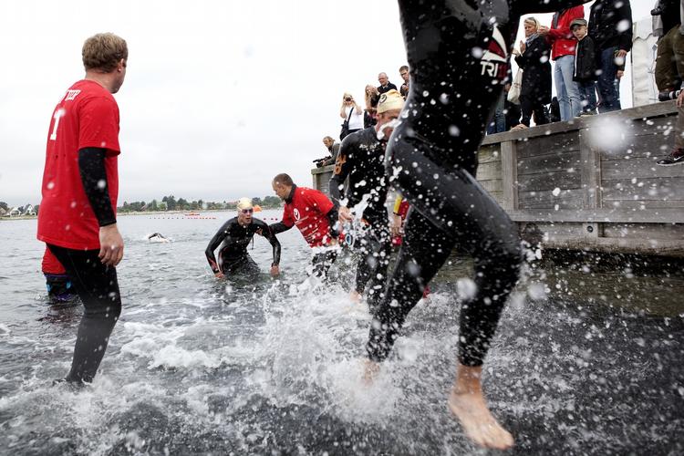 Svømningen er overstået for de hurtigste ved triatlon-konkurrencen i København. Hurtigste mand på cykel kommer fra Sverige. 