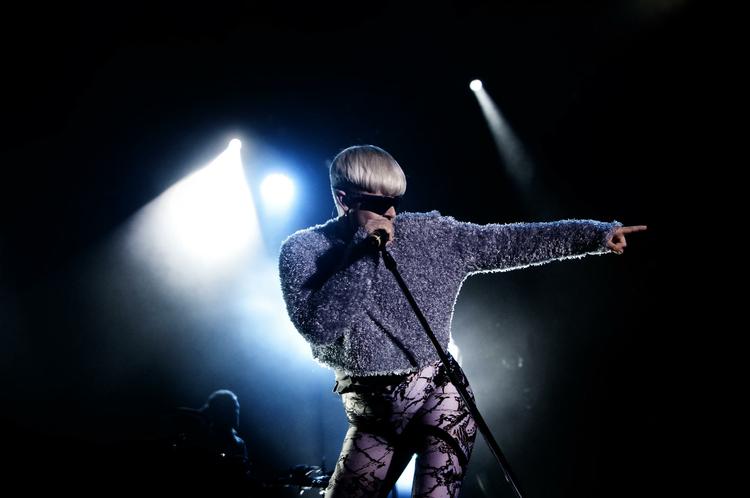 Kortvarigt. Knap en time efter sin entre var den relativt trætte Robyn gået af scenen igen. 