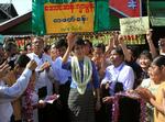 HYLDET. Aung San Suu Kyi bliver hyldet på sin første politiske rejse til byen Bago i Myanmar. 