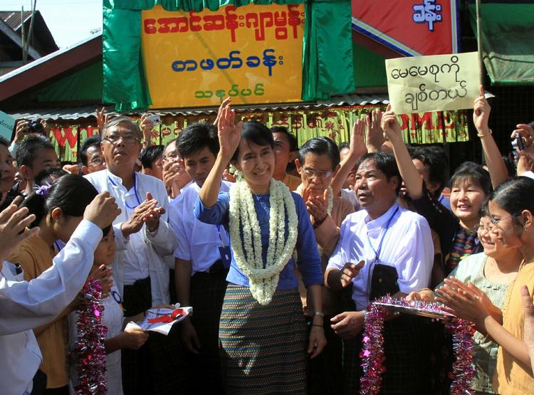 HYLDET. Aung San Suu Kyi bliver hyldet på sin første politiske rejse til byen Bago i Myanmar. 