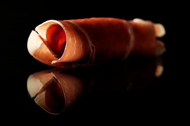 Lufttørret. Der er kæmpe forskel i prisen på supermarkedernes udvalg af lufttørret skinke.