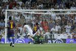 1-0. Real Madrid scorede sæsonens første mål, da Mesut Özil gjorde det til 1-0. 