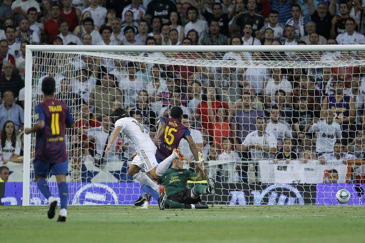 1-0. Real Madrid scorede sæsonens første mål, da Mesut Özil gjorde det til 1-0. 