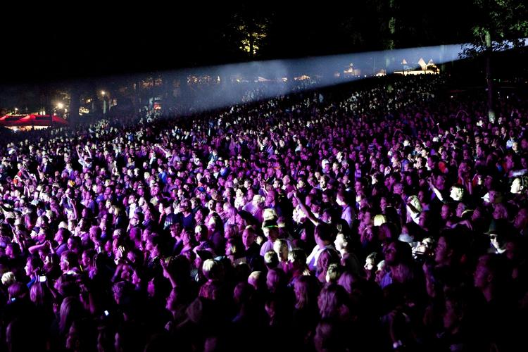 Kæmpefest. Det var næsten for meget af det gode. Publikummet til Robyn (billedet) var enormt og og det virkede decideret ubehageligt. 