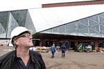 Michael Fock, direktør for Kulturværftet i Helsingør, set under opførslen af huset. Fødevarestyrelsen vil ikke godkende køkkenet i huset, og det har udløst en kæmperegning. 