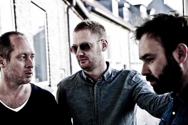 Booket. Foreløbig er Larsen &amp; Furious Jane (bill.), Balloon Magic, Scared Crow og The Dove Is Dead blevet offenttliggjort til Leaves 2012. 