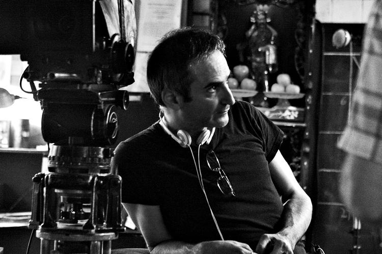 Av! Olivier Assayas laver film, der skal gøre ondt, forvirre og irritere publikum til at indse, at de er vanedyr, der kan vækkes til revolution eller i det mindste et opgør eller to. 
