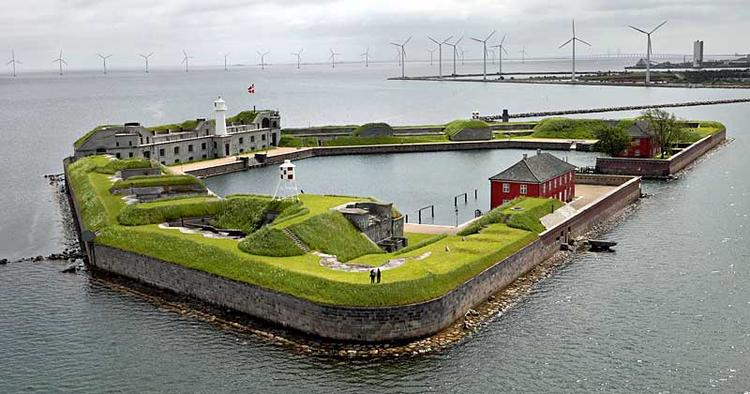 København. Man kan sejle fra byen til   Trekroner i Øresund. 