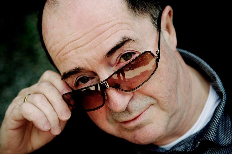 tjald. Jeg er altså ikke en gammel hippie, insisterer Niels Skousen, som ikke desto mindre genudgiver hippiepladen 'Herfra hvor vi står'. 