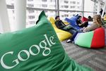 Googletelefon. Motorola bliver ved med at hedde Motorola, selv om Google nu overtager produktionen af mobiltelefoner. 
