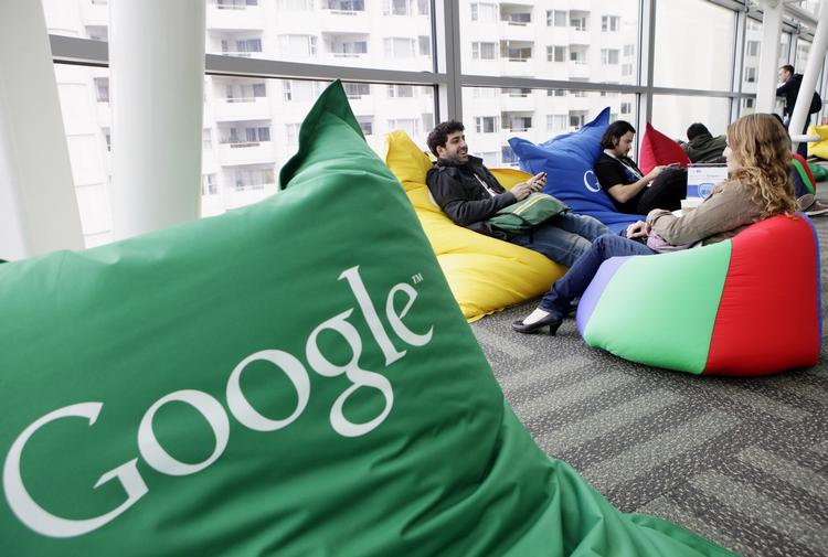 Googletelefon. Motorola bliver ved med at hedde Motorola, selv om Google nu overtager produktionen af mobiltelefoner. 