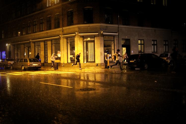 Skybrud. I går løb folk væk fra regnen i Istedgade i København. 