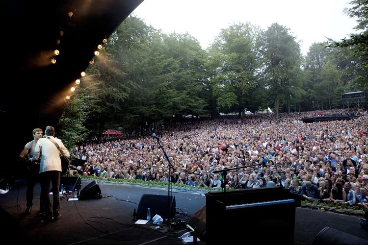 Fællesfest. Festen i Skanderborgs bøgeskov kan overtage Roskilde Festivals position som årets musikbegivenhed, mener Politikens musikredaktør. 
