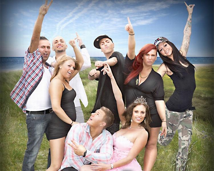 Ægte? Otte danskere flytter ind i et luksussommerhus på Falster og realityprogrammet 'Kongerne af Marielyst', der får premiere mandag aften. 