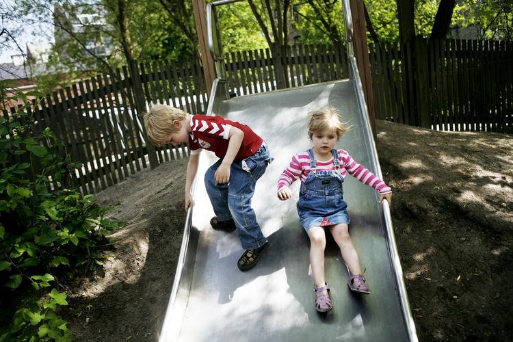 Aktivering. »Lad os få Stig Broström som socialminister, og ansæt Benedikte Kiær på blå stue. Hun har den rette indstilling«. Sådan skriver dagens signatur i debatten om børns udvikling. 