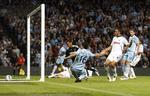Målscorer. Debutanten Sergio Agüero scorede to gange for de forventede mesterskabsbejlere. 