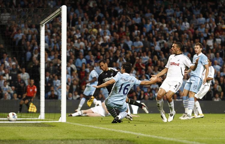 Målscorer. Debutanten Sergio Agüero scorede to gange for de forventede mesterskabsbejlere. 