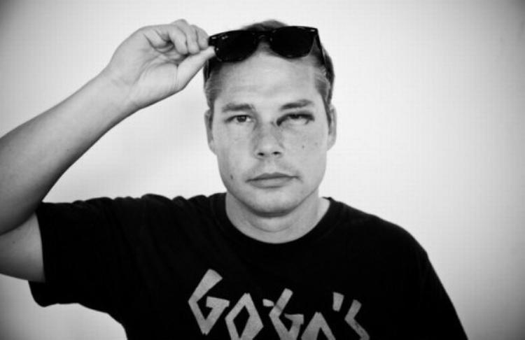 Slået. Shepard Fairey fik et blåt øje og et trykket ribben efter et overfald i København for to uger siden. 