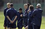 playoff. Arsenals manager Arsene Wenger (midt) taler til spillerne under træning i London før kampen mod Udinese i aften. Nicklas Bendtner (tv) kommer måske i betragtning til truppen. 