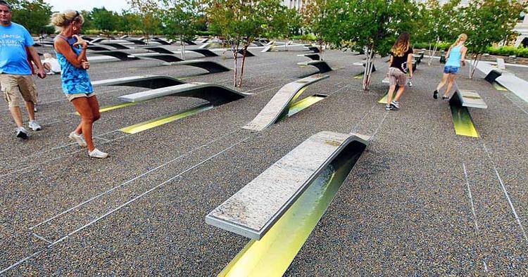 Mindesmærke ved Pentagon for de 184 mennesker, som omkom her i terrorangrebet den 11. september 2001. 