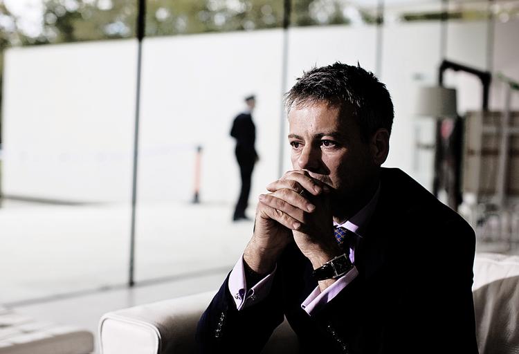 Krimisøndag. Rupert Graves i rollen som forretningsmanden Mark i BBC-krimien 'Forfulgt af en løgn', der har en helt anden slagkraft end den mågetyngede realisme i 'Mord i Skærgården'. 