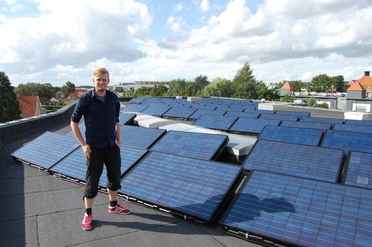 Klimavenlig. Med 230 kvadratmeter solceller på taget er Klaverfabrikken Live nu selvforsynende med el og varme og sparer derfor klimaet for en CO2-belastning på 11 ton. 