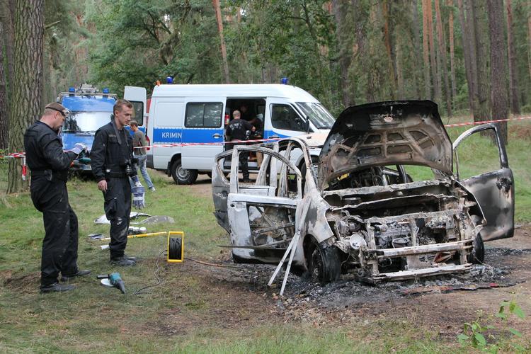Brandfælde. Det var i denne bil, tysk politi fandt liget af de to danske piger. 