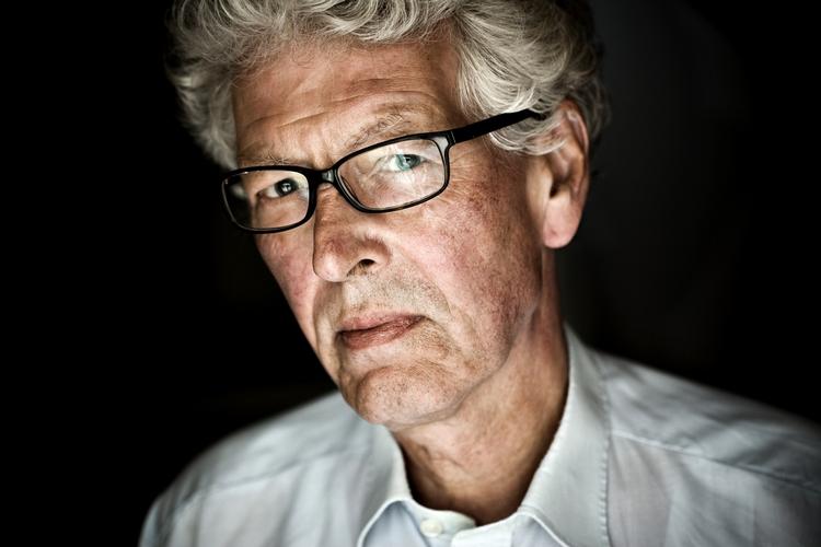 Retspsykiatri. Peter Kramp har lavet flere tusinder mentalundersøgelser og ved derfor alt om, hvordan det er at være læge i »lovens og sindets udkantsområde«, som det hedder i bogens undertitel. 
