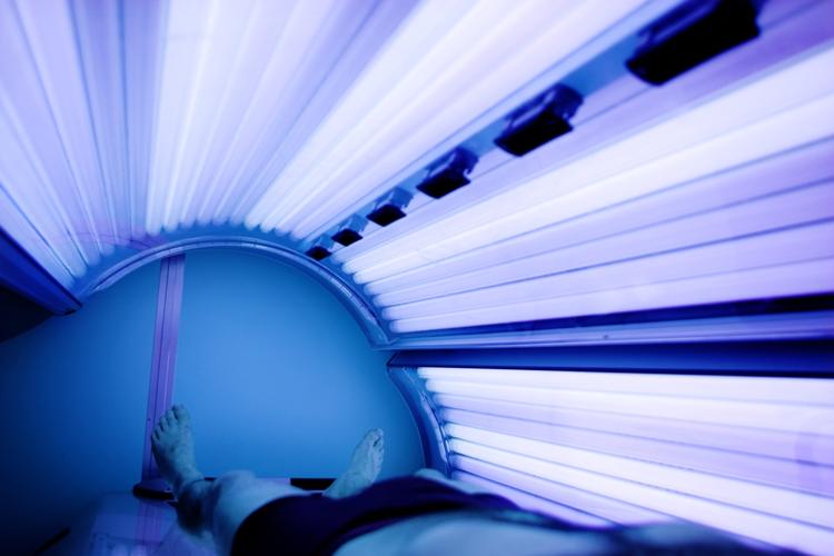 Sommerkulør. Sommersolens fravær har fået danskerne til strømme ind under solarierrørene. 