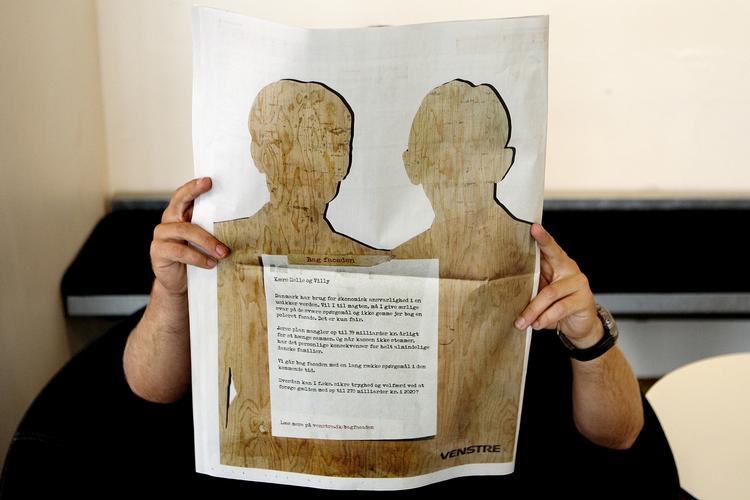 TYVERI. Sådan ser det ud, når man kigger »bag facaden« på de billeder, to fotografer beskylder Venstre for at stjæle. 