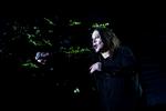Metaltræthed. Ozzy Osbourne optrådte i sidste uge i Skanderborg. Koncerten blev anmeldt i Politiken til tre hjerter. Musikredaktør Erik Jensen skrev bl.a., Ozzy »for længst har forvandlet sig fra noget så frygtindgydende som Mørkets Fyrste til det noget mere harmløse Mørkets Pauseklovn i sin sceneoptræden, hvor han lallede rundt som en mormor, der havde fået lusket lidt for meget rom i teen og nu bare var noget så inderligt metaltræt af al det metal. 
