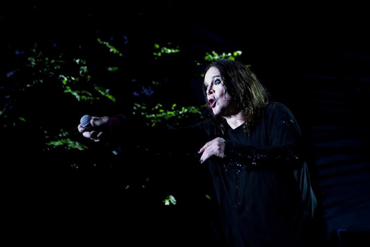 Metaltræthed. Ozzy Osbourne optrådte i sidste uge i Skanderborg. Koncerten blev anmeldt i Politiken til tre hjerter. Musikredaktør Erik Jensen skrev bl.a., Ozzy »for længst har forvandlet sig fra noget så frygtindgydende som Mørkets Fyrste til det noget mere harmløse Mørkets Pauseklovn i sin sceneoptræden, hvor han lallede rundt som en mormor, der havde fået lusket lidt for meget rom i teen og nu bare var noget så inderligt metaltræt af al det metal. 