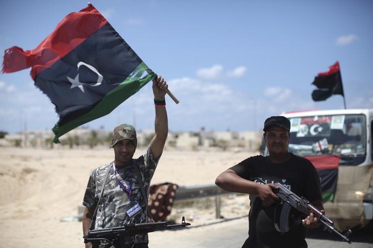Sejr. Libyske oprørere poserere for AP-fotografen her uden for byen Brega, som oprørerne har erobret det meste af kontrollen over. 