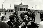 Møde. USA's Præsidentnt John F. Kennedy (tv)  den daværende borgmester for Vestberlin Willy Brandt og den vesttyske kansler Konrad Adenauer i bil ved Brandenburg  26. juni  1963. 