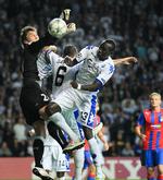 Duel. Viktoria Plzens målmand, Marek Cech, og FCKs Pape Paté Diouf kæmper om bolden. 