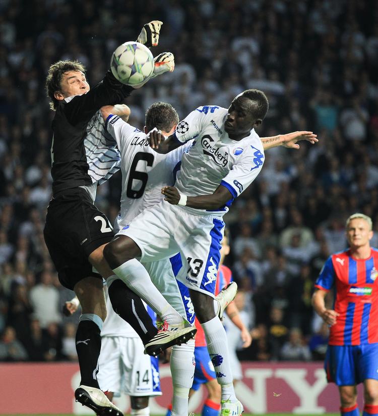 Duel. Viktoria Plzens målmand, Marek Cech, og FCKs Pape Paté Diouf kæmper om bolden. 