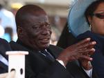 Død. Solomon Mujuru blev fundet i sit hjem. Det menest, at branden skyldes et stearinlys, han havde tændt, da strømmen gik. 