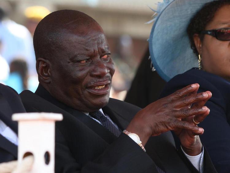 Død. Solomon Mujuru blev fundet i sit hjem. Det menest, at branden skyldes et stearinlys, han havde tændt, da strømmen gik. 