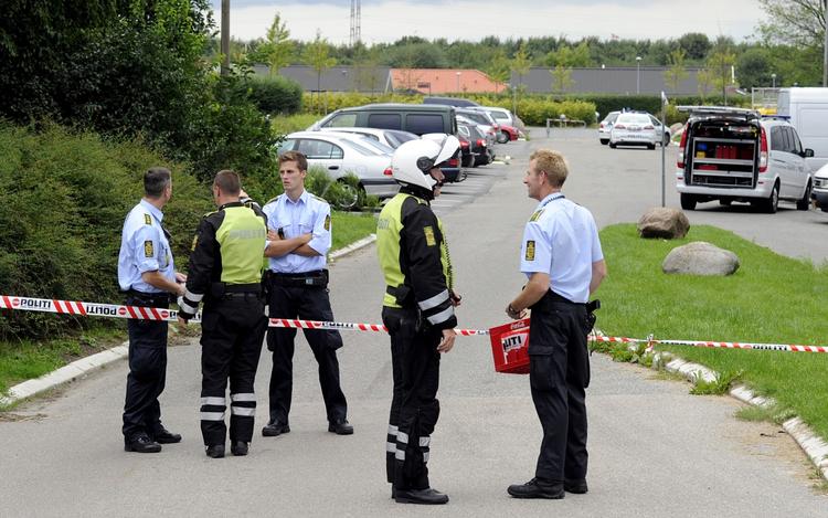 Efterforskning. Politiet på gerningsstedet for det voldsomme skyderi i går i Brøndby ved København. Motivet er stadig ukendt. 