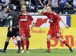 kasteskyts. Frustrerede FC Köln-spillere reagerer på modgang på banen. Fans af klubben har taget anderledes ulækre metoder i brug på lægterne. 