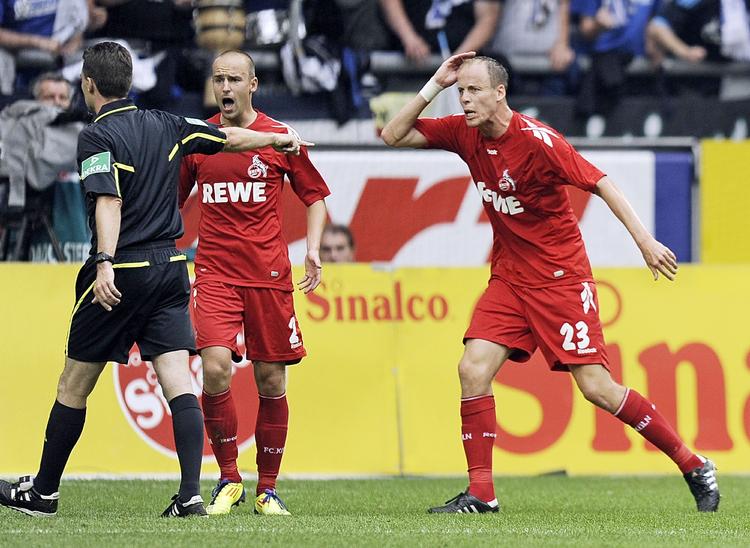 kasteskyts. Frustrerede FC Köln-spillere reagerer på modgang på banen. Fans af klubben har taget anderledes ulækre metoder i brug på lægterne. 