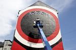 Hærværk. Gadekunstneren Shepard Fairey udsmykning af Jagtvej 69 er blevet ramt af hærværk, og kunstneren selv er blevet overfaldet. Nu beskyldes Politiken for at have opildnet konflikten. 