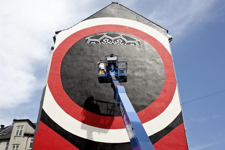 Hærværk. Gadekunstneren Shepard Fairey udsmykning af Jagtvej 69 er blevet ramt af hærværk, og kunstneren selv er blevet overfaldet. Nu beskyldes Politiken for at have opildnet konflikten. 