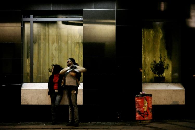 Underklassen. På Vesterbro har de smarte butikker åbent i dagtimerne. Om natten er bydelens gader befolket af narkohandlere og prostituerede. 