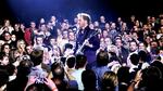 Europæisk. »Mange mennesker, der ser mit show i USA, siger faktisk, at mit show og min humor næsten er mere europæisk, end den er amerikansk«, siger Conan O'Brien, der blandt meget andet også spillede guitar på sin stand-up-turne. Foto fra filmen: Miracle Film