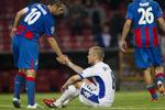 medfølelse? En Plzen-spiller takker Christian Grindheim for kampen efter en ringe FCK-indsats i Parken. »FCK er lysår fra storhed«, mener Jyllands-Posten. 