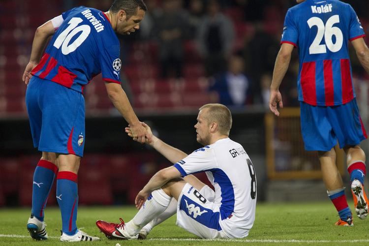 medfølelse? En Plzen-spiller takker Christian Grindheim for kampen efter en ringe FCK-indsats i Parken. »FCK er lysår fra storhed«, mener Jyllands-Posten. 