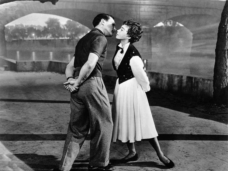 FILMFLIRT. Gene Kelly og Leslie Caron i nærkontakt. Fra filmen 'En amerikaner i Paris'. 
